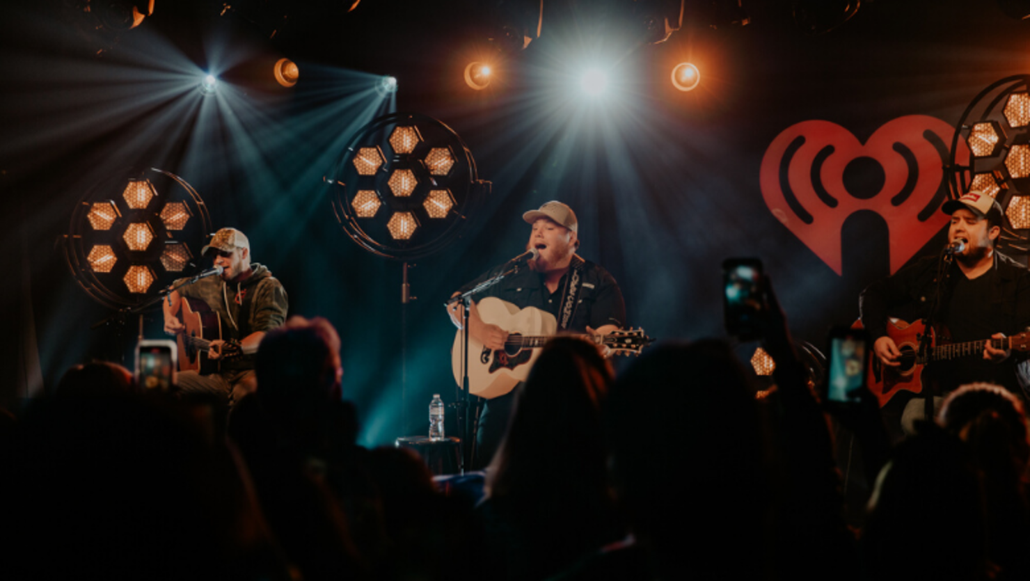 Luke Combs performs