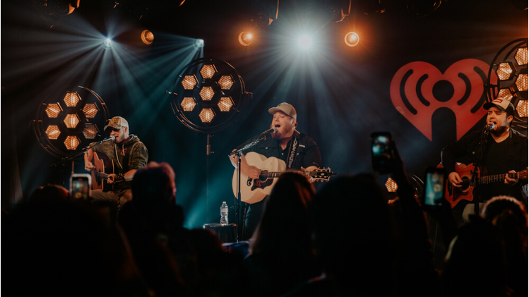 Luke Combs performs
