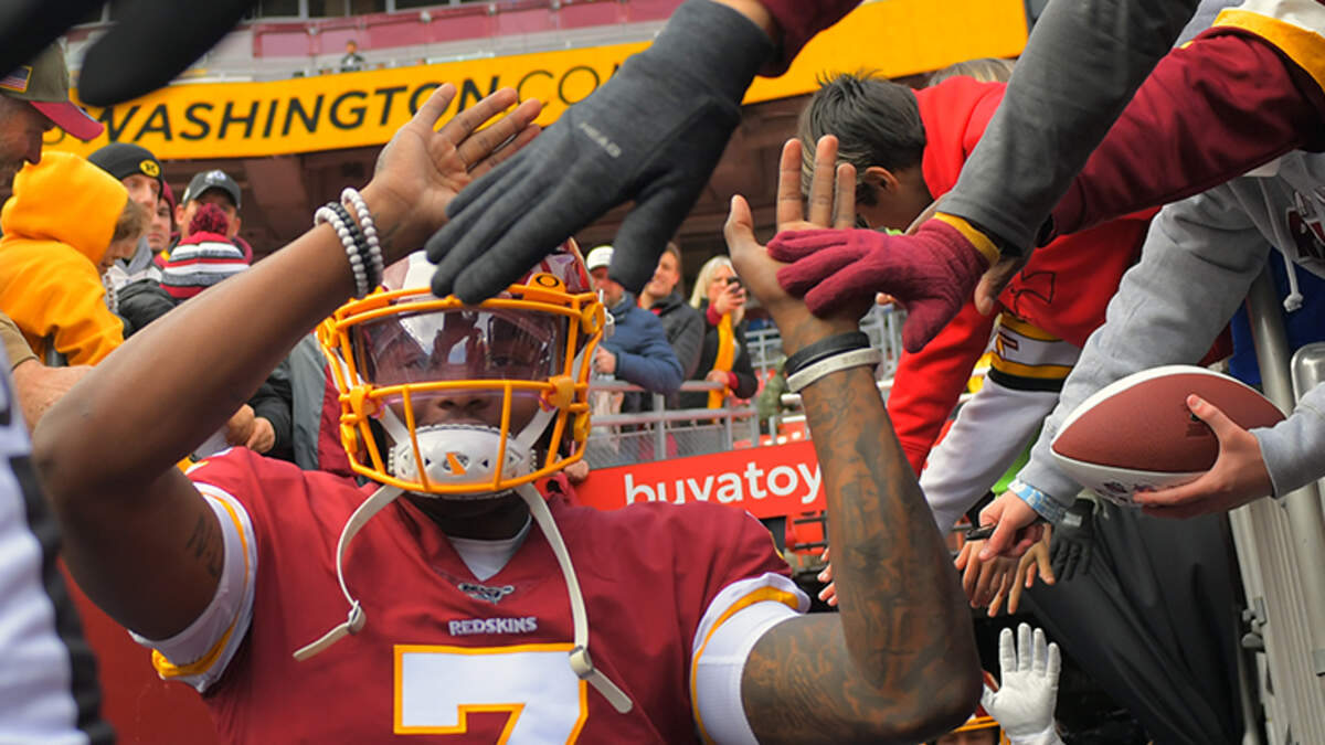 Redskins' Dwayne Haskins selfie with fans was 'unprofessional' and