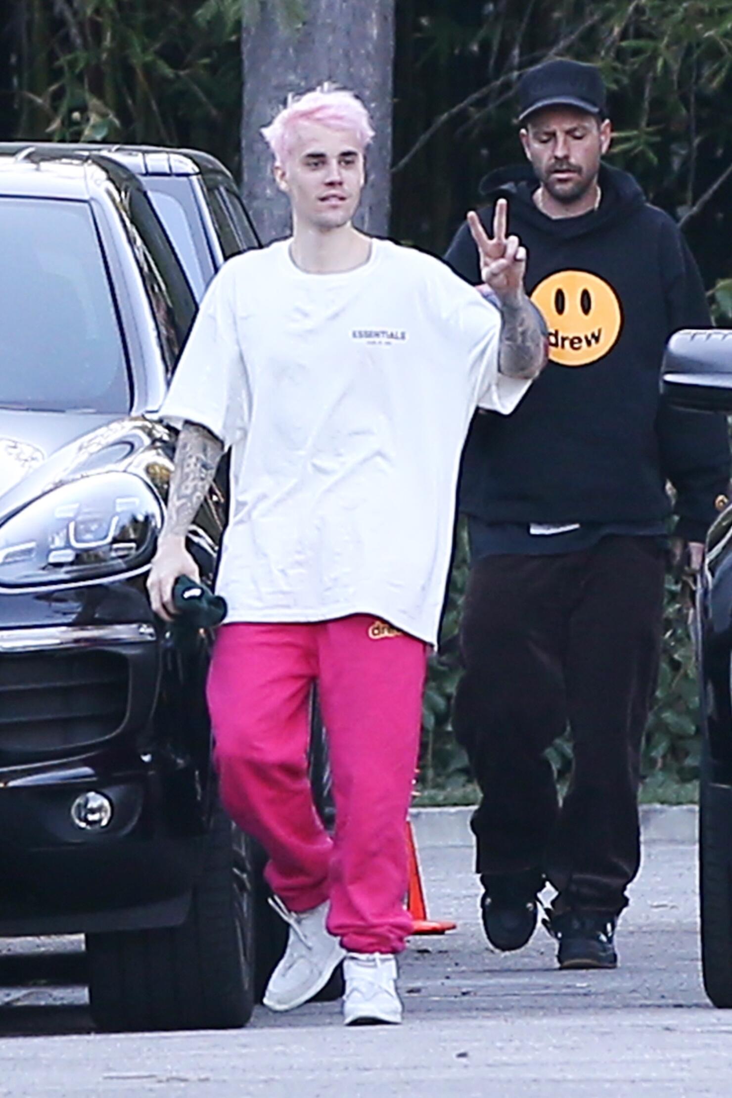 Justin Bieber shows off his new pink hair!