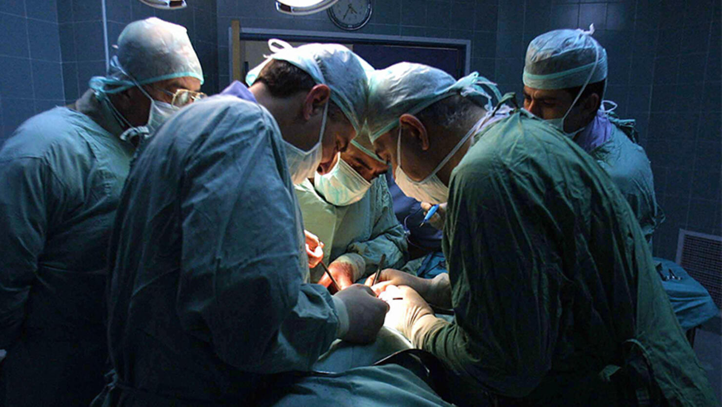 Surgeons carry out a kidney transplant o