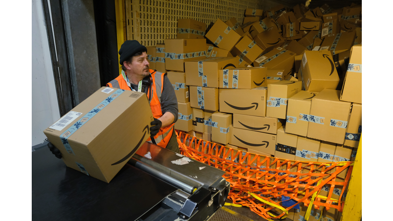 Amazon Anticipates Strong Holiday Shopping Season