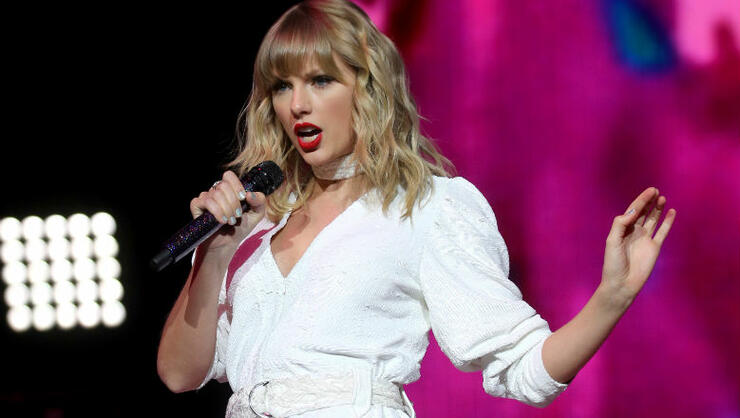 Watch Taylor Swift Perform Christmas Tree Farm Live For