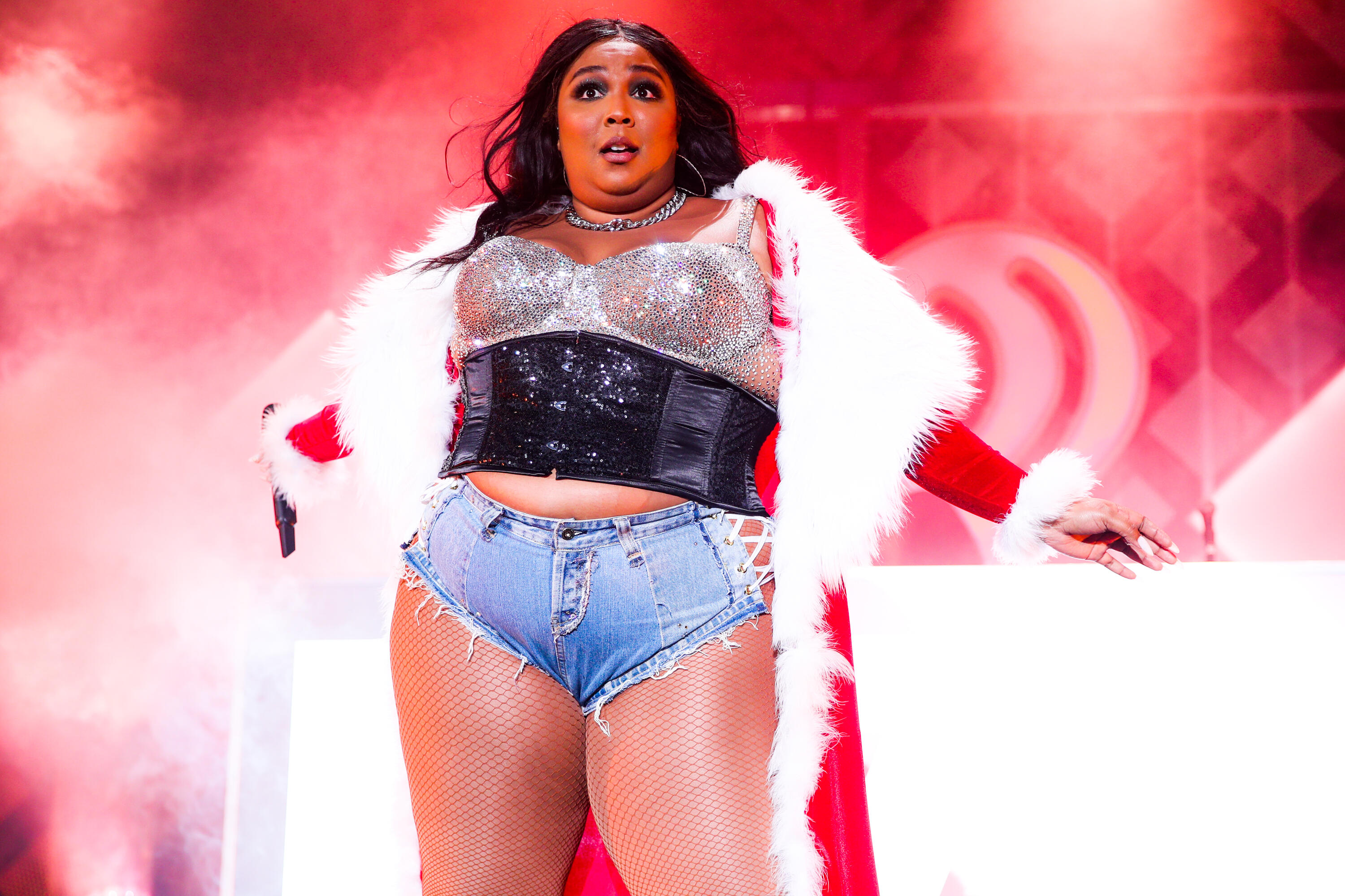 Lizzo Responds To People Who Hated On Her Outfit At the Lakers Game! - Thumbnail Image