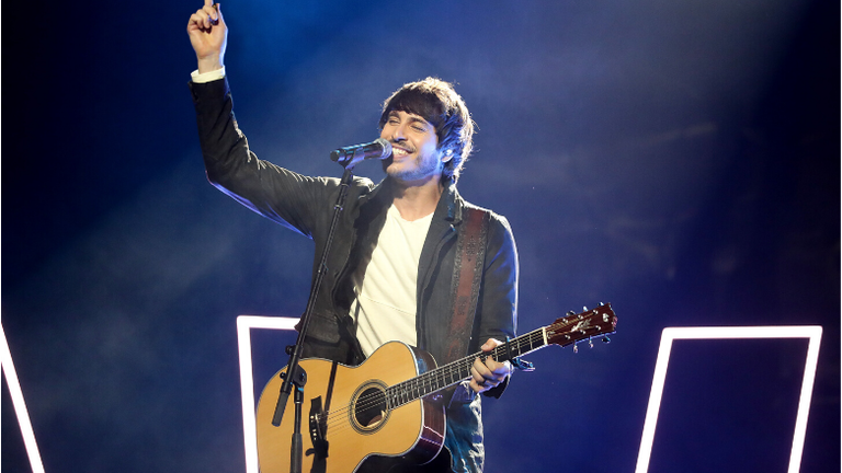 Morgan Evans Sings ‘Dance With Me’ As Couple Gets Engaged Live On Stage