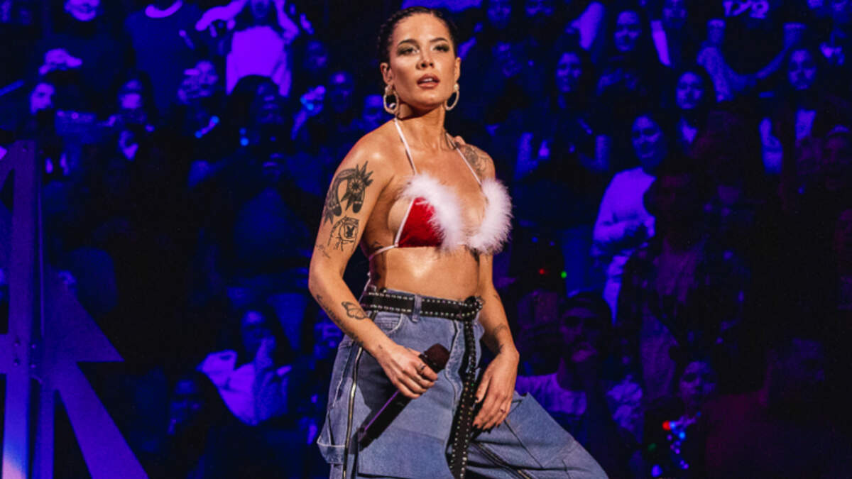 Halsey without. Холзи without me выступление. Halsey - without me (Live from the Victoria’s Secret 2018 Fashion show). Halsey волк. Halsey Live.