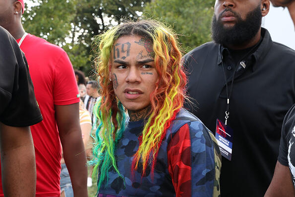 Vid of Tekashi's Belongings Being Returned To His Fam When He Was Detained  - Thumbnail Image