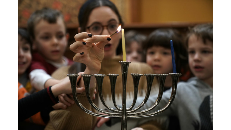 Preschoolers Attend Menorah Lighting At Washington Synagogue Ahead Of Hanukkah