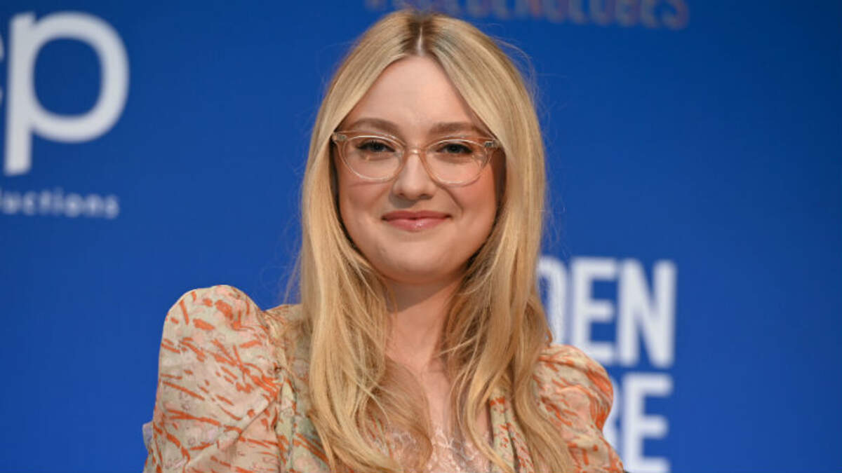 Dakota Fanning Porn Facial - Dakota Fanning Posts Nearly Nude Photo Taken By Sister Elle | 1070 The Game