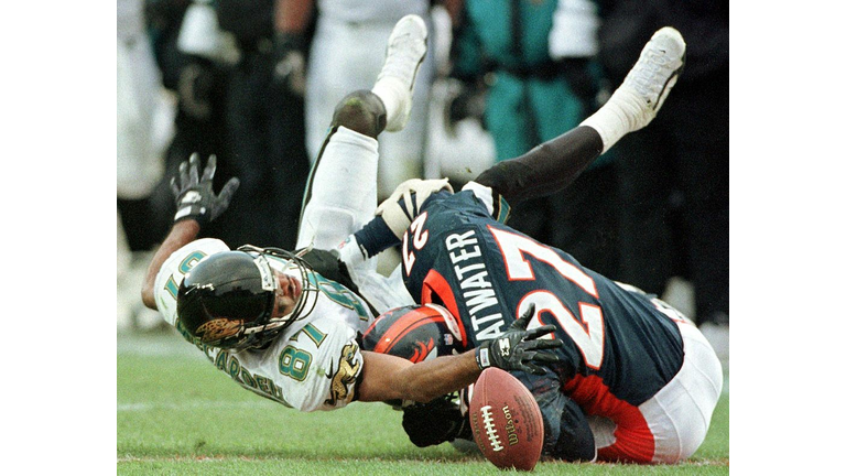 Denver Broncos defender Steve Atwater (R) breaks u