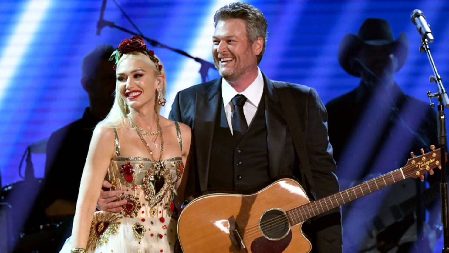 Blake Shelton Gwen Stefani Give Romantic Performance Of Nobody But You Iheart 