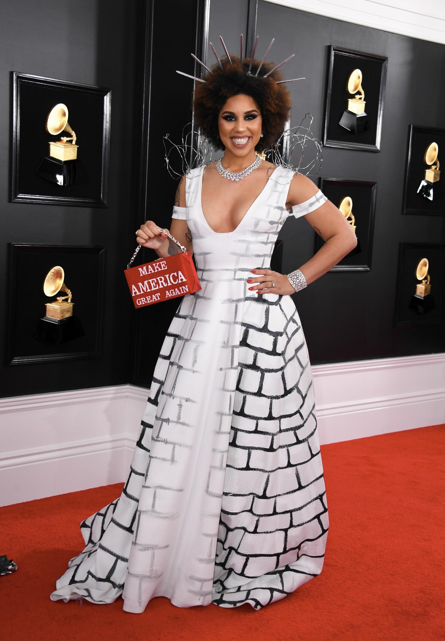 Стена платья. Joy Villa Grammy. Джой вилла фото. Джой вилла в платье из сетки. Джо вилла на Грэмми.