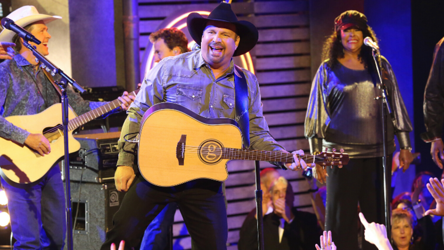 Garth Brooks Reveals First Stop Of 'Dive Bar Tour' In 2020