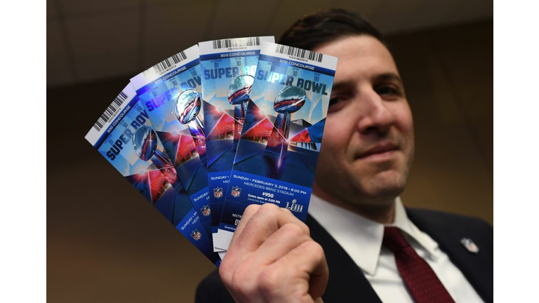 AMFOOT-NFL-SUPER-RAMS-PATRIOTS