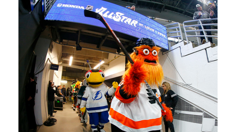 Watch Philadelphia Flyers mascot Gritty destroy Wells Fargo Center 'rage  room