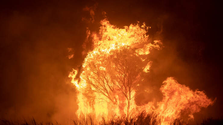 Dashcam captures AMAZING SPEED of Australian Bushfire | 106.7 The Eagle