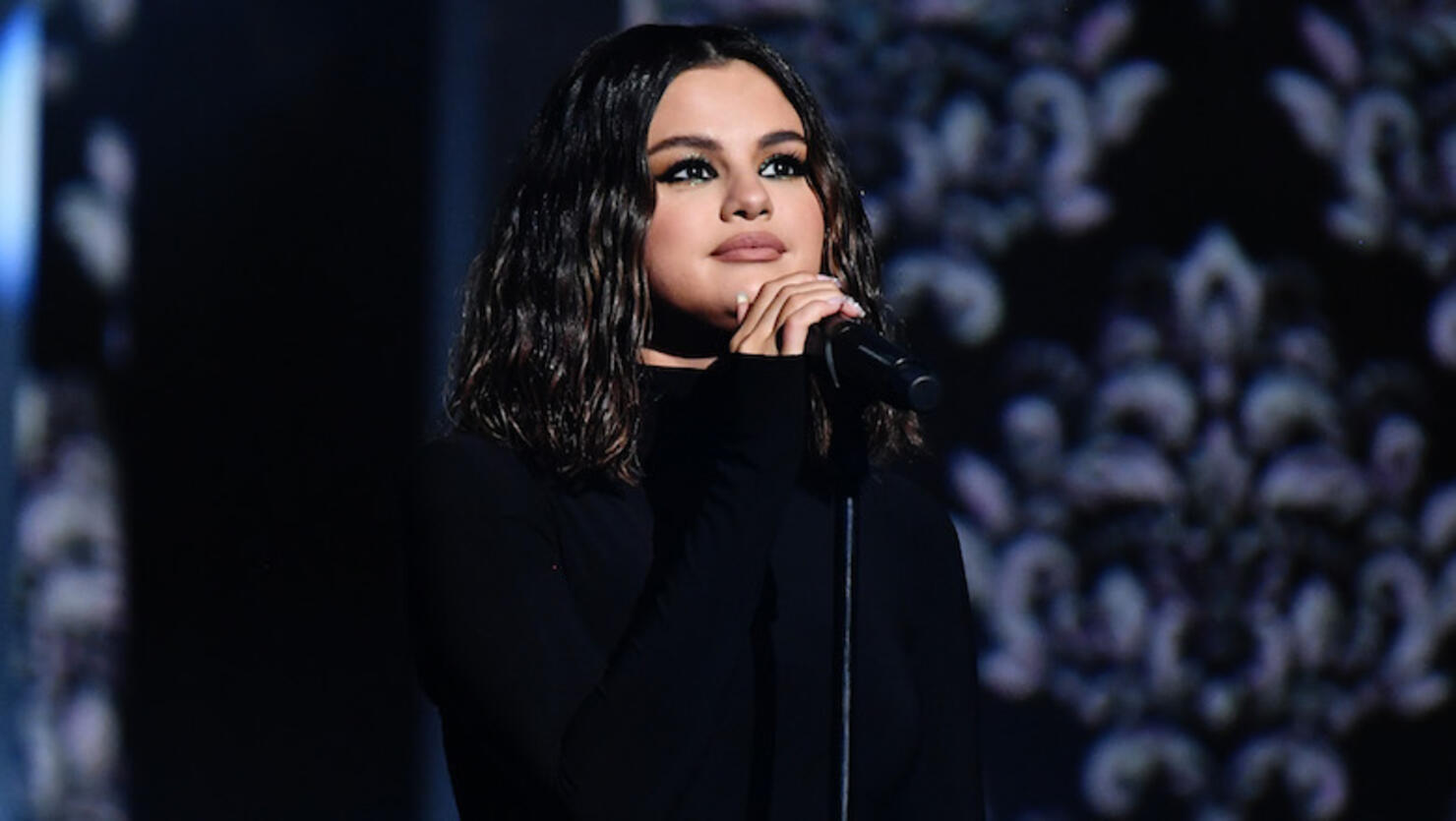 2019 American Music Awards - Roaming Show And Backstage