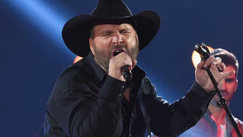 “happy Birthday” To Garth Brooks 14 Very Lively Pics Iheartradio