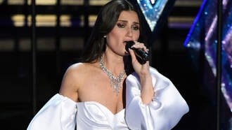  - Idina Menzel Brought Elsas From Around The World For Oscars Performance