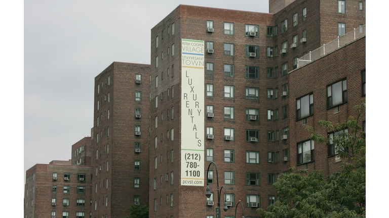 A sign advertises apartment for rent at