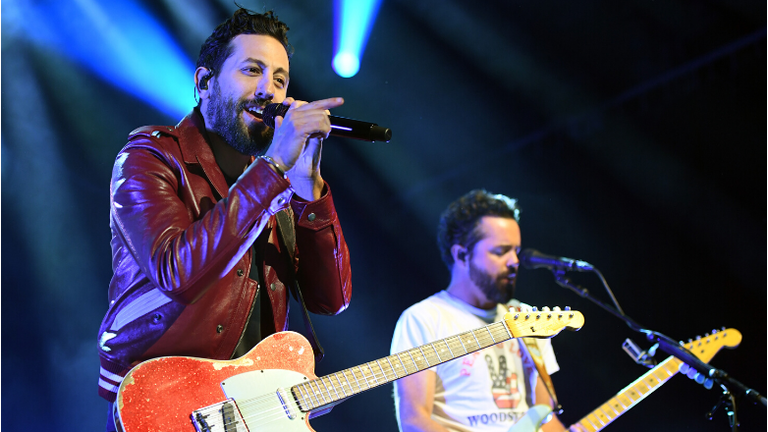 Old Dominion Helps With Fans’ Clever Gender Reveal During Show