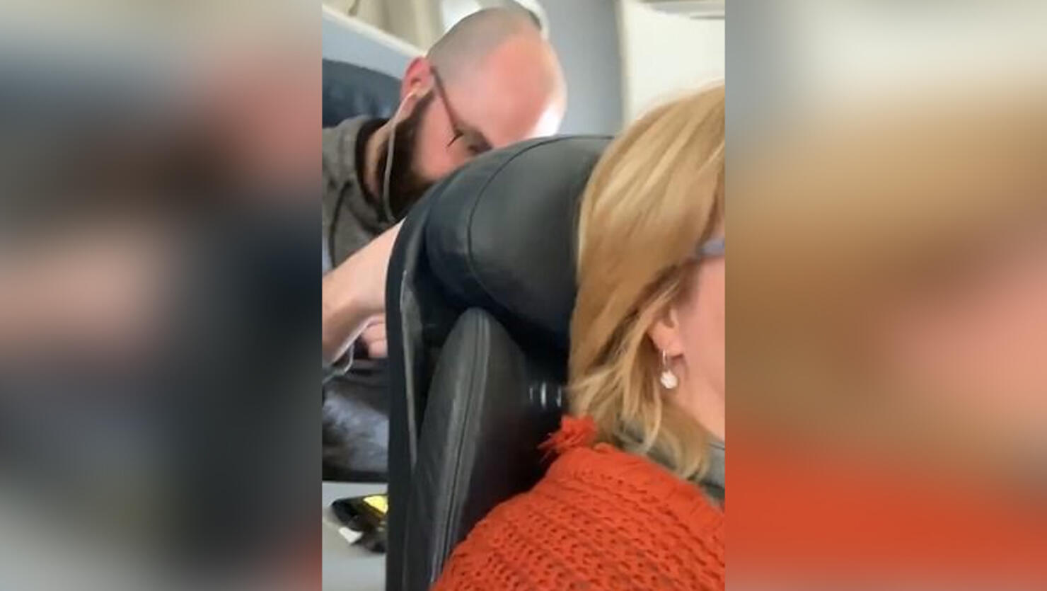 Angry Airline Passenger Punches Headrest When Woman Reclines Her Seat Iheart 