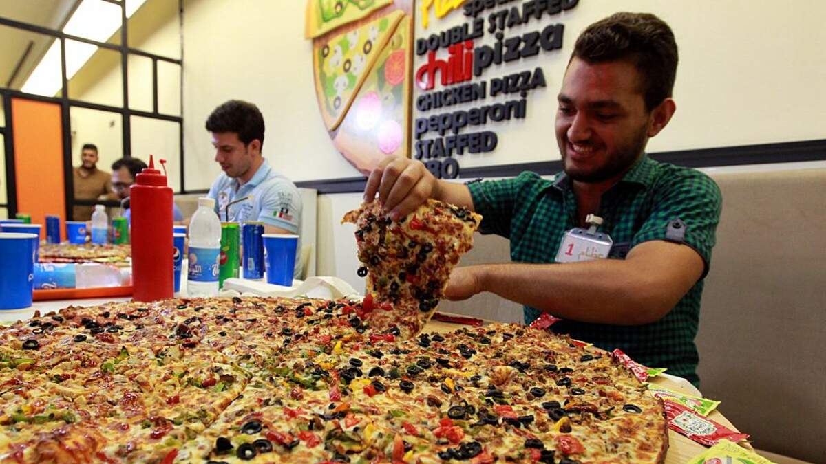 Человек делающий пиццу. Большая пицца. Огромная пицца. Гигантская пицца. Самая большая пицца.