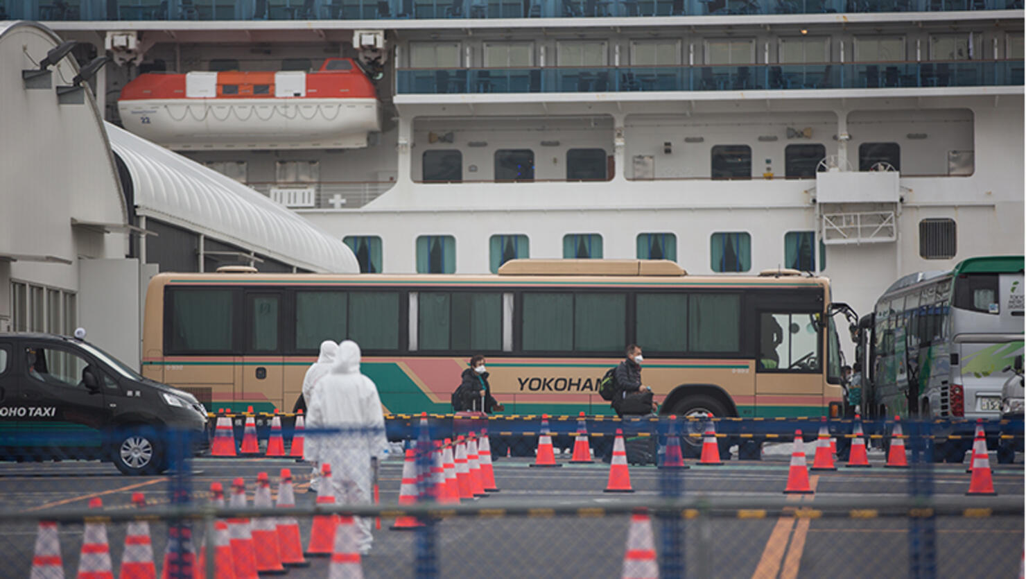 Former passengers of the Diamond Princess cruise ship leave