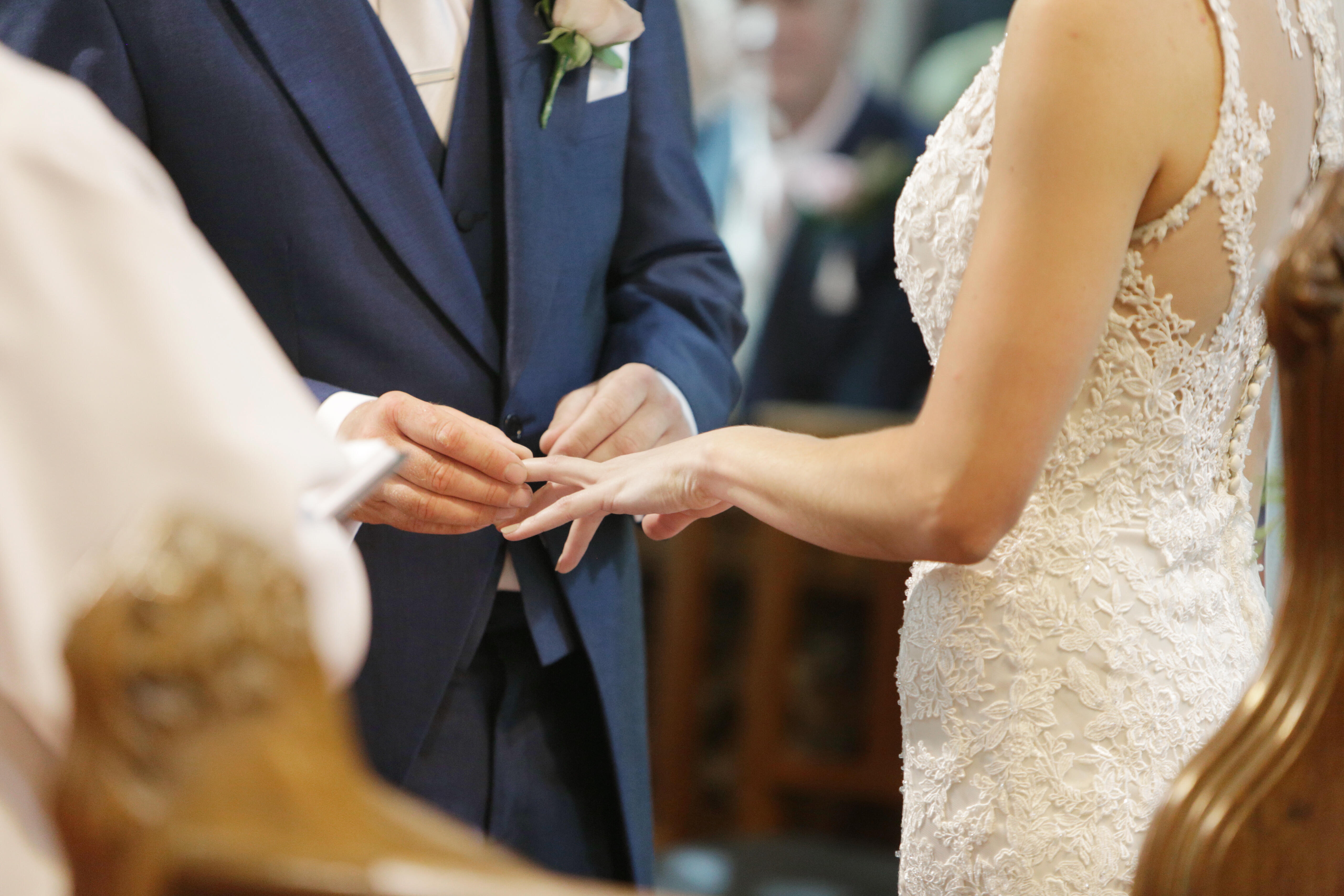 Недавно был на свадьбе. Брак свадьба. Интересные факты о свадьбах. Невесты в свадебных платьях. Жених подписывает.