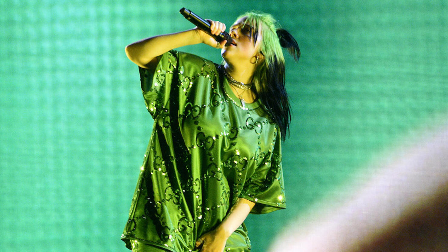 Billie Eilish Takes Off Her Clothes Bares Bra During Miami Show Iheart