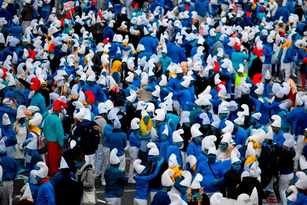 People Dressed Like Smurfs Break World Record [VIDEO] - Thumbnail Image