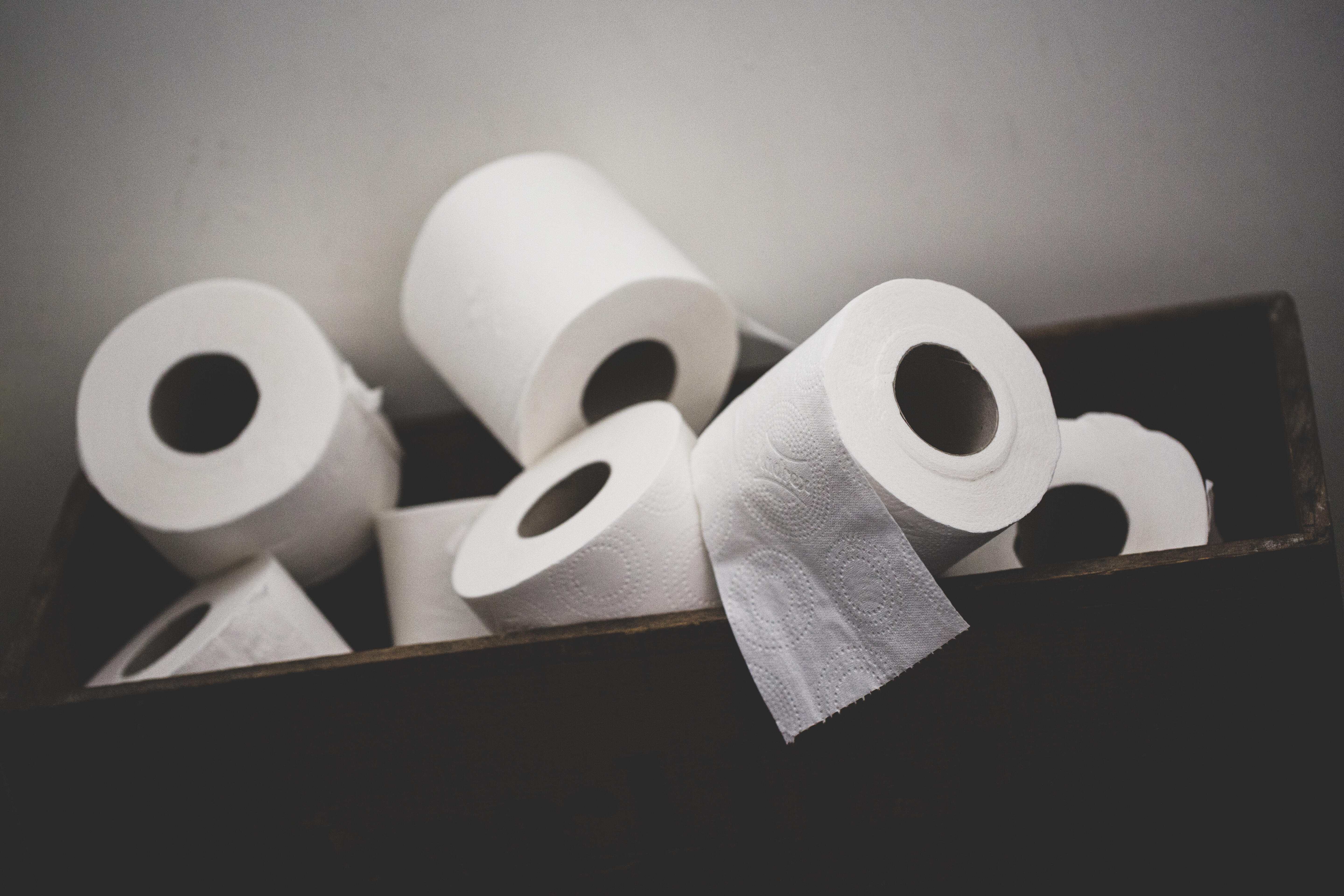 Японская туалетная бумага. Туалетная бумага. Размотанная туалетная бумага. Красивая туалетная бумага. Размотанный рулон туалетной бумаги.
