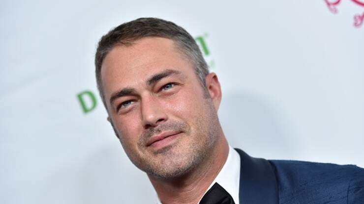 Actor Taylor Kinney Helps Local Restaurant with Takeout Orders | Y102 ...