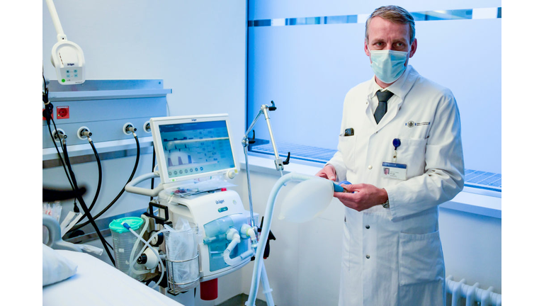 Stefan Kluge, Director of the Clinic for Intensive Care Medicine at the University Hospital Eppendorf gives explanations about the functionning of a ventilator on March 25, 2020 in Hamburg. (Photo by Axel Heimken/Pool/AFP via Getty Images)