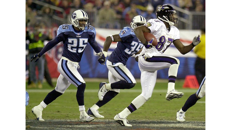 Baltimore Ravens Qadry Ismail (R) runs for a touch