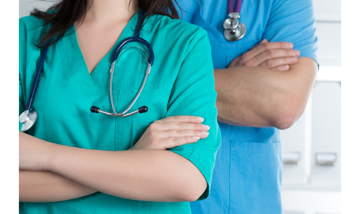 Two doctors standind with their arms crossed on chest