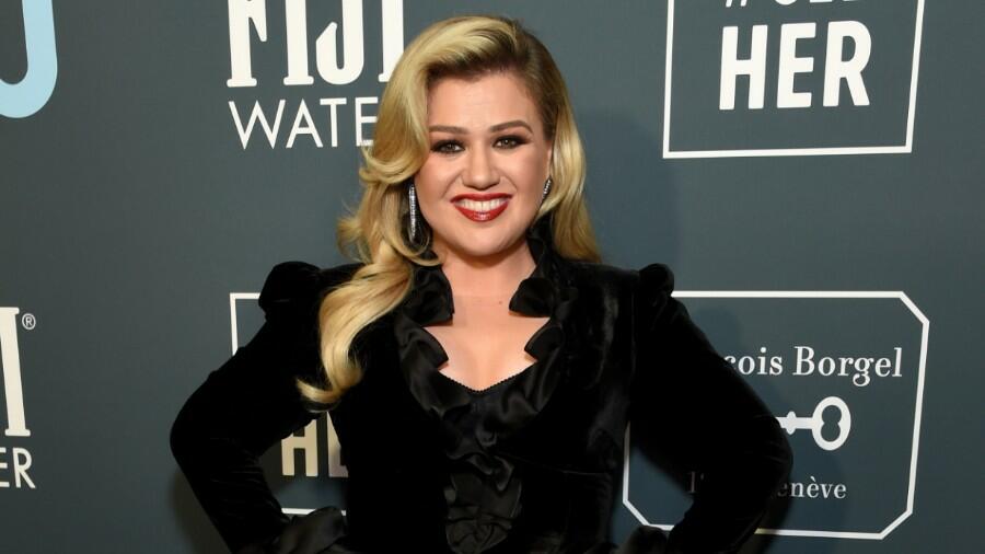 Kelly Clarkson Teases Her 'Favorite/Hardest' Project To Date - Thumbnail Image