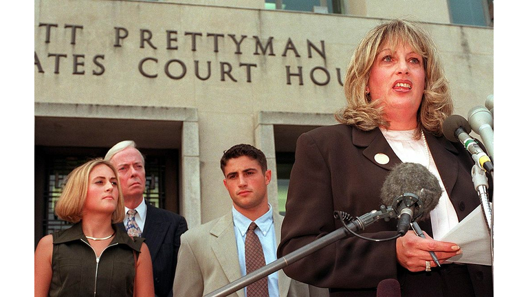 Linda Tripp (R) speaks to the press in front of th
