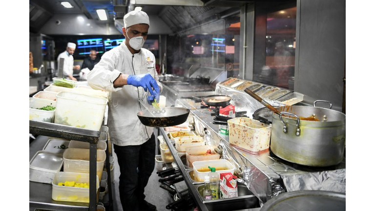 Restaurant Staff and Customers must wear Face Masks