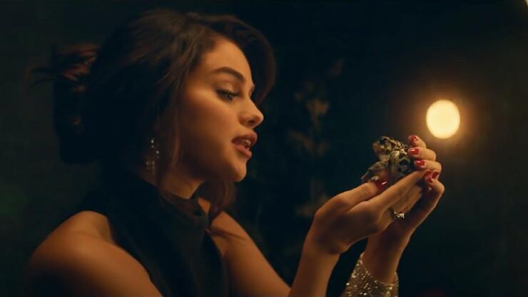 Selena Gomez Turns Dates Into Frogs In Bewitching Video For ...