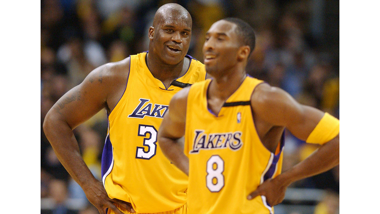 Los Angeles Lakers' center Shaquille O'Neal (L) la