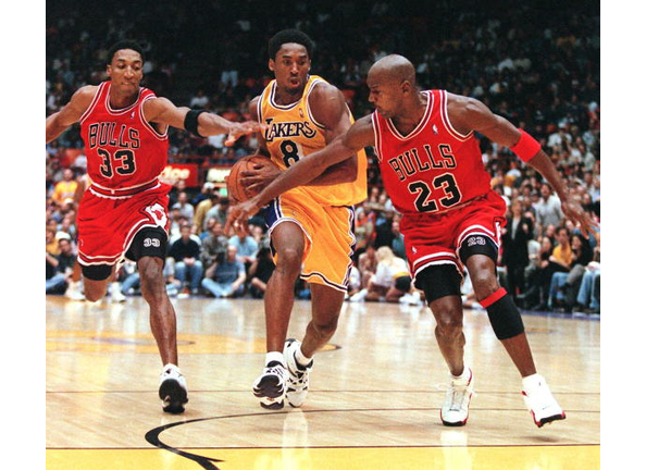 Scottie Pippen (L) and Michael Jordan of the Chica