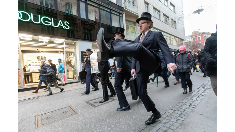 CZECH-LIFESTYLE-SILLY-WALK