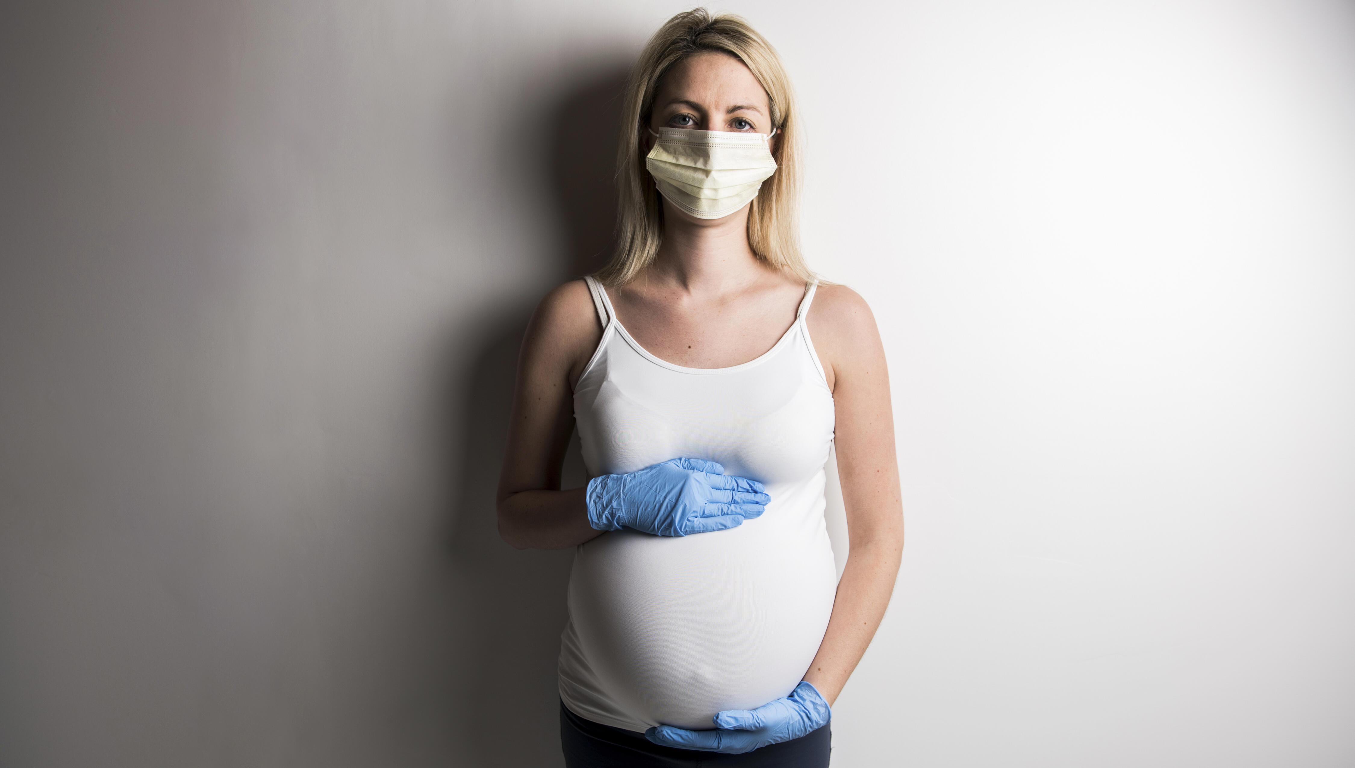 Беременные ужасны. Беременные женщины в медицинских респираторах. Маска беременности.