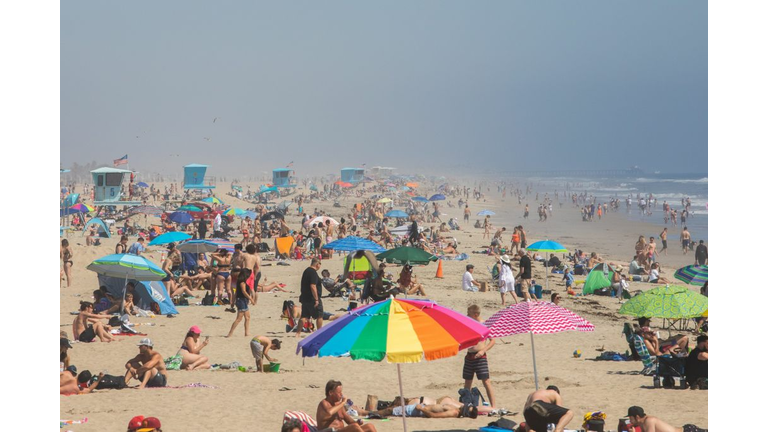 TOPSHOT-US-HEALTH-VIRUS-BEACH-HEAT