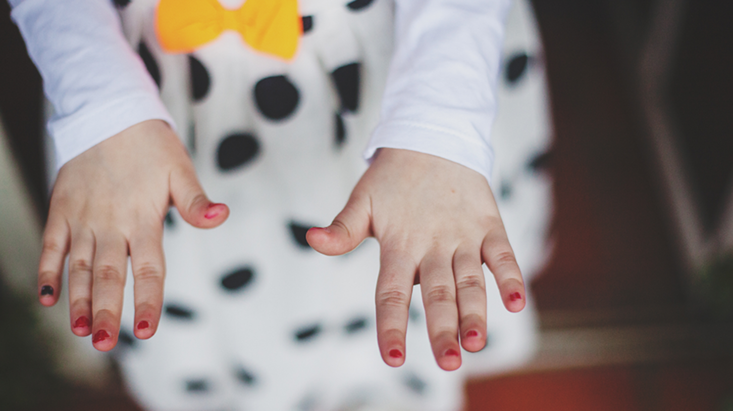 aanvulling Plantage bruiloft Mom Gets Shamed For Baby's Nails After Sharing Photo Of Her Manicure |  iHeart