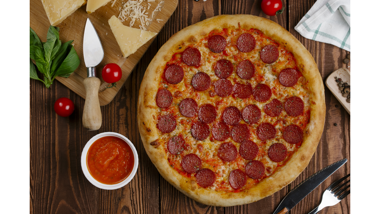 Pepperoni pizza with ingredients