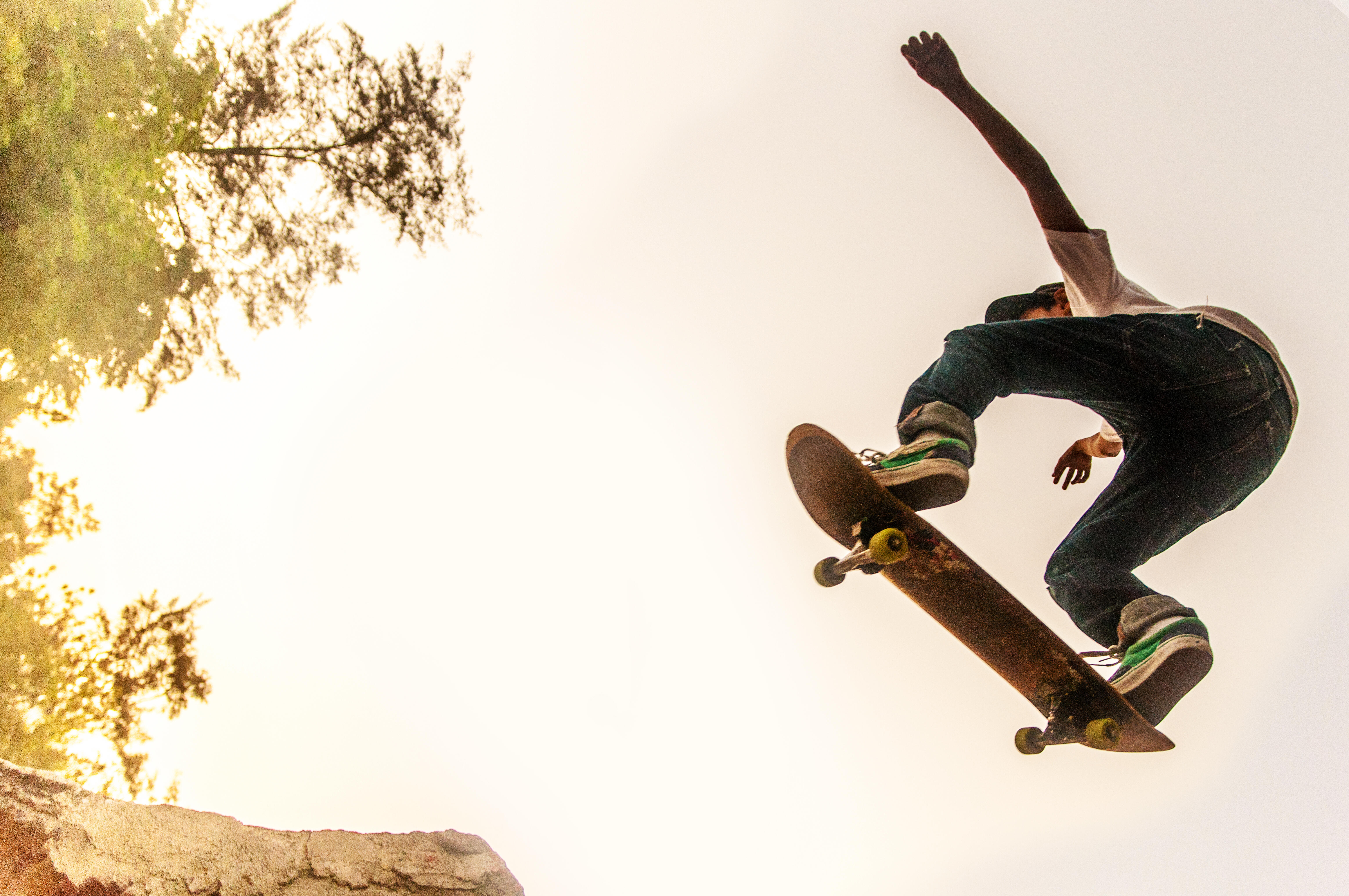 Skateboarding. Скейтеры 360 флип. Скейтбординг. Скейт на природе. Сальто на скейтборде.