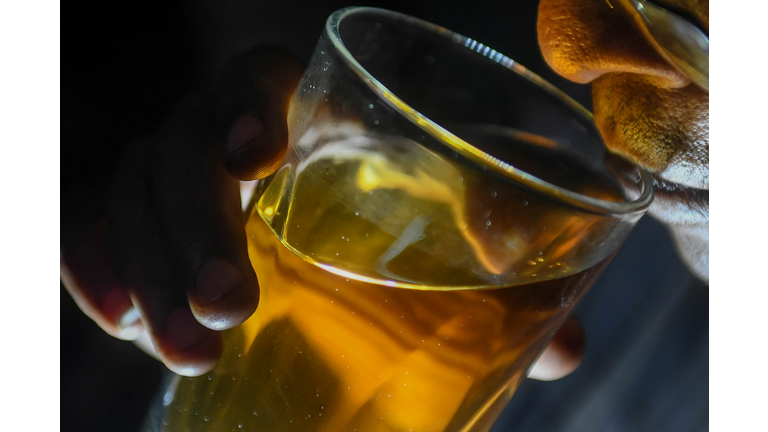 PAKISTAN-HEALTH-VIRUS-ALCOHOL-SOCIAL