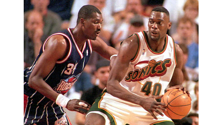 Seattle SuperSonics' Shawn Kemp tries pass Houston